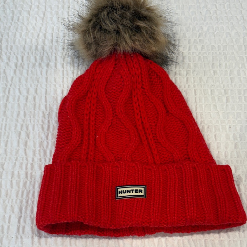 Hunter Womens Red Cable-Knit Toque with Faux-Fur Pom